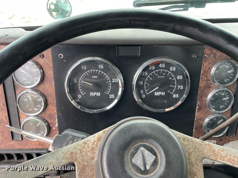 image for item LV9983 1997 International 9200 semi truck