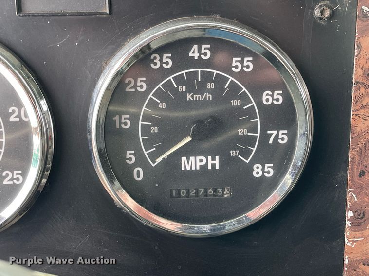 image for item LV9983 1997 International 9200 semi truck