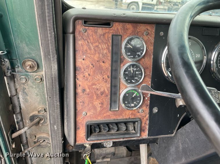 image for item LV9983 1997 International 9200 semi truck