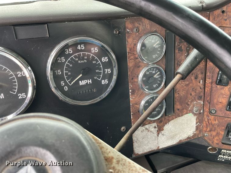 image for item LV9983 1997 International 9200 semi truck