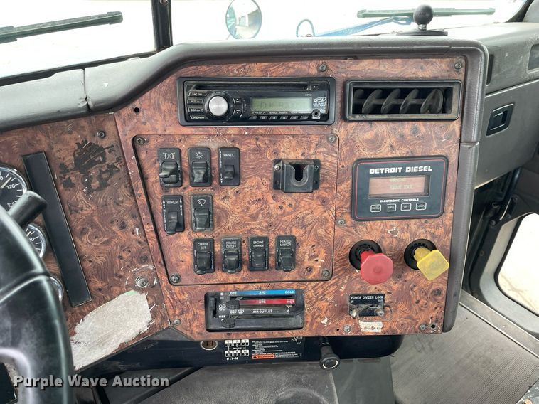 image for item LV9983 1997 International 9200 semi truck