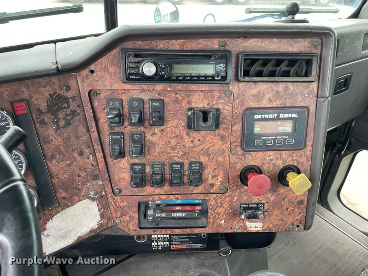 image for item LV9983 1997 International 9200 semi truck