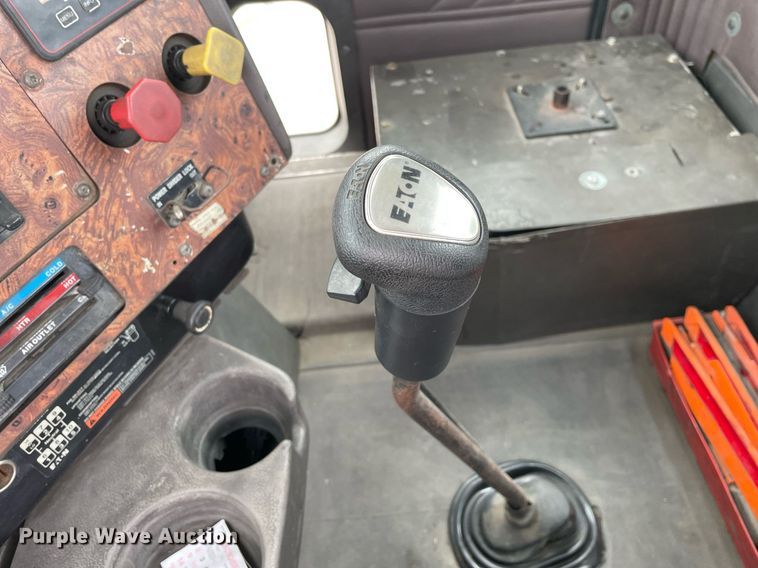 image for item LV9983 1997 International 9200 semi truck