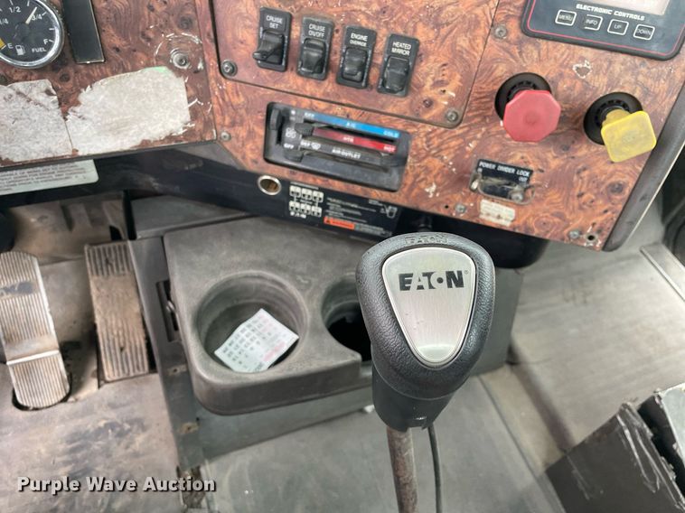 image for item LV9983 1997 International 9200 semi truck