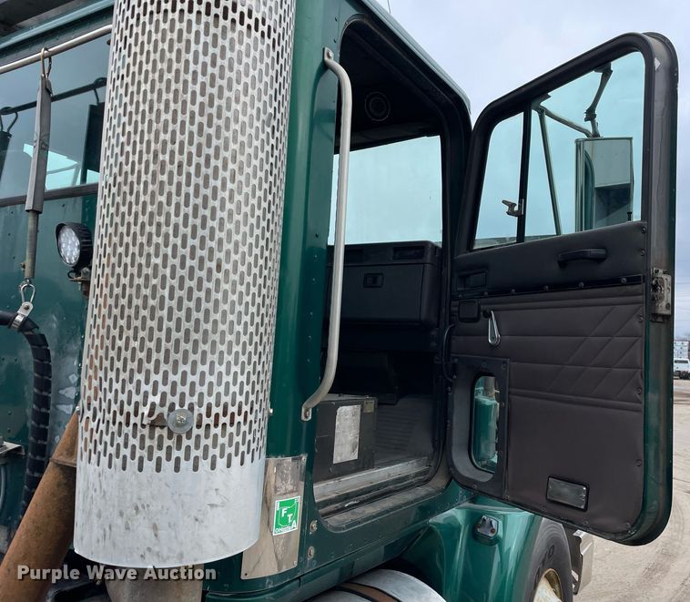 image for item LV9983 1997 International 9200 semi truck