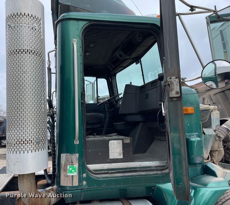 image for item LV9983 1997 International 9200 semi truck