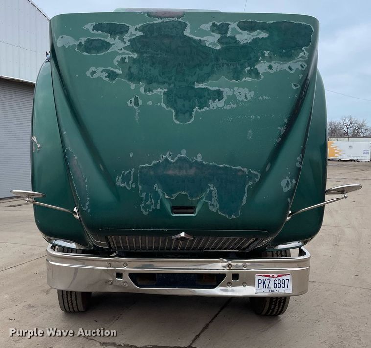 image for item LV9983 1997 International 9200 semi truck