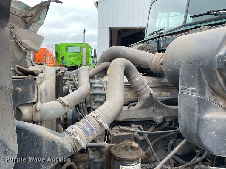 image for item LV9983 1997 International 9200 semi truck