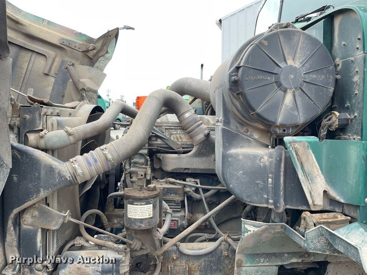 image for item LV9983 1997 International 9200 semi truck