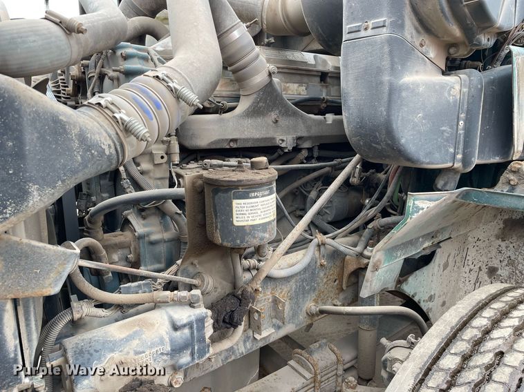 image for item LV9983 1997 International 9200 semi truck