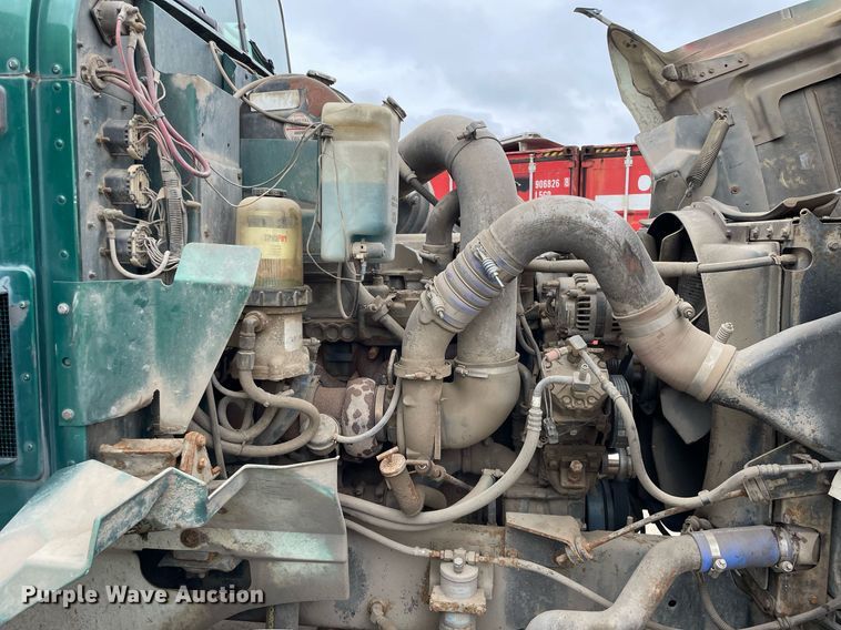 image for item LV9983 1997 International 9200 semi truck