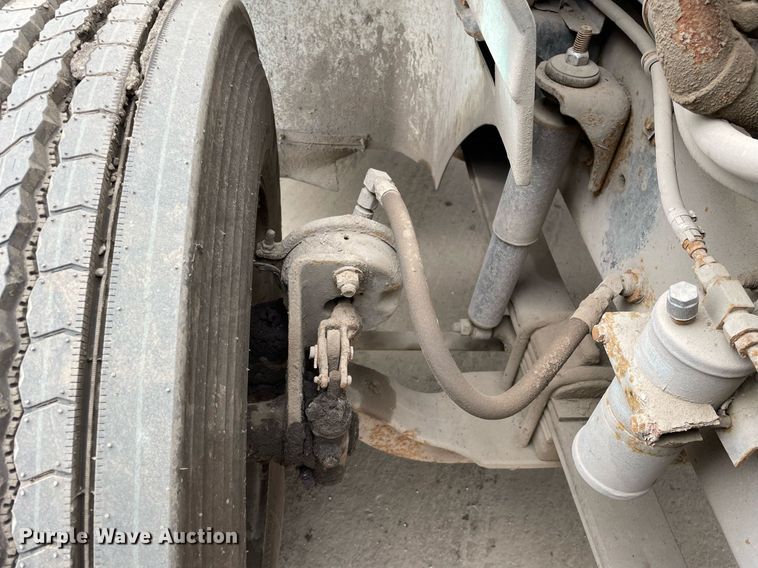 image for item LV9983 1997 International 9200 semi truck