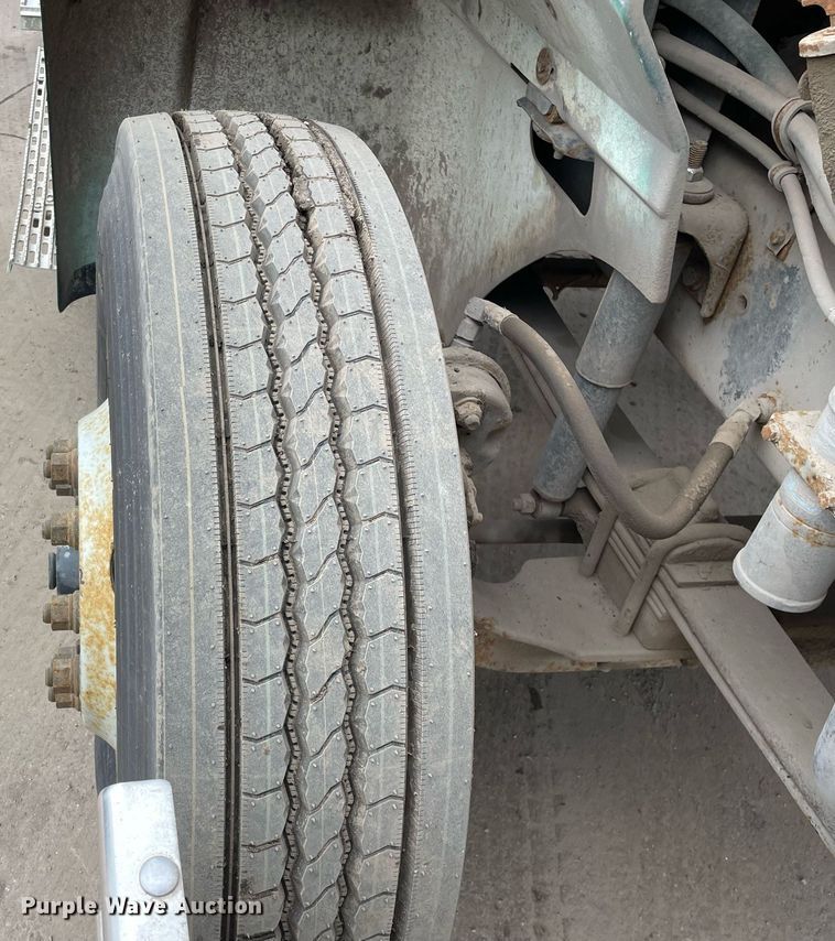 image for item LV9983 1997 International 9200 semi truck