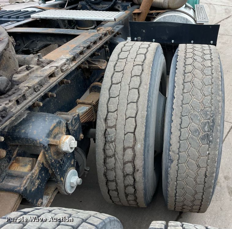 image for item LV9983 1997 International 9200 semi truck