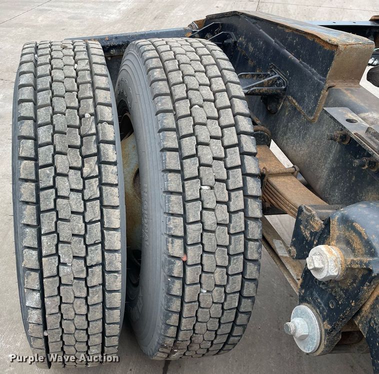 image for item LV9983 1997 International 9200 semi truck