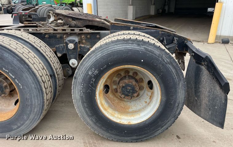 image for item LV9983 1997 International 9200 semi truck