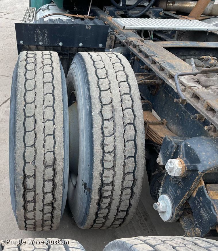 image for item LV9983 1997 International 9200 semi truck