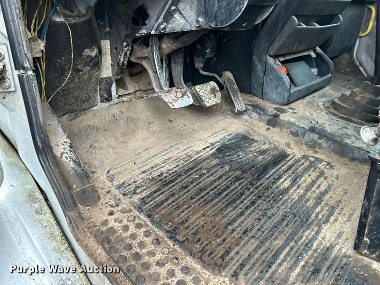 image for item NE9751 1999 Freightliner FL80 flatbed truck