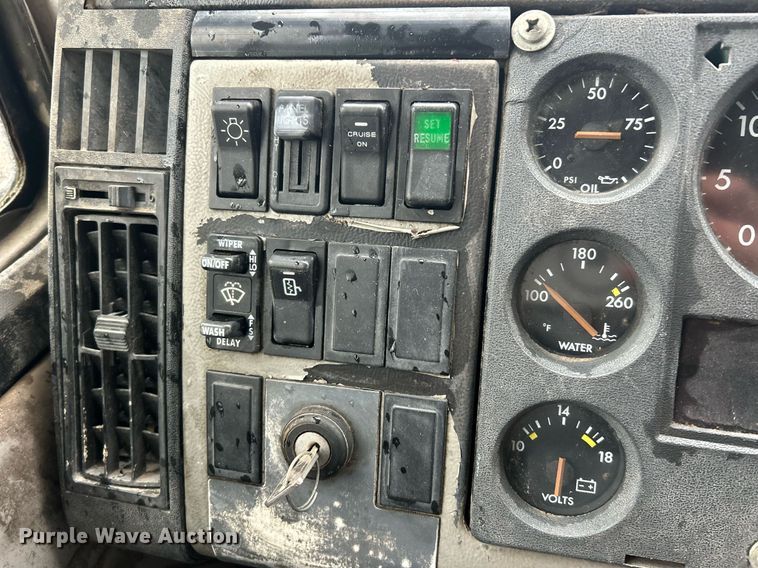 image for item NE9751 1999 Freightliner FL80 flatbed truck