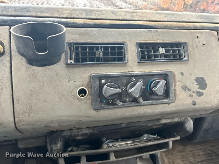 image for item NE9751 1999 Freightliner FL80 flatbed truck