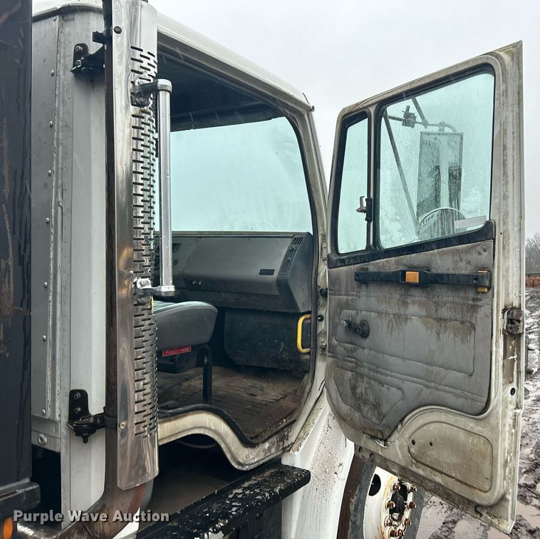 image for item NE9751 1999 Freightliner FL80 flatbed truck