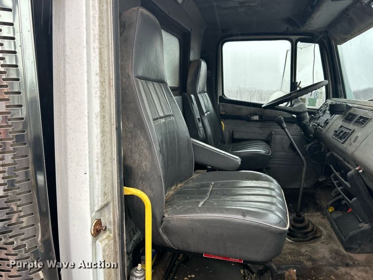 image for item NE9751 1999 Freightliner FL80 flatbed truck