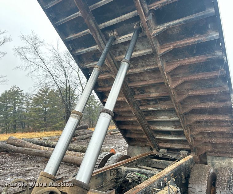 image for item NE9751 1999 Freightliner FL80 flatbed truck