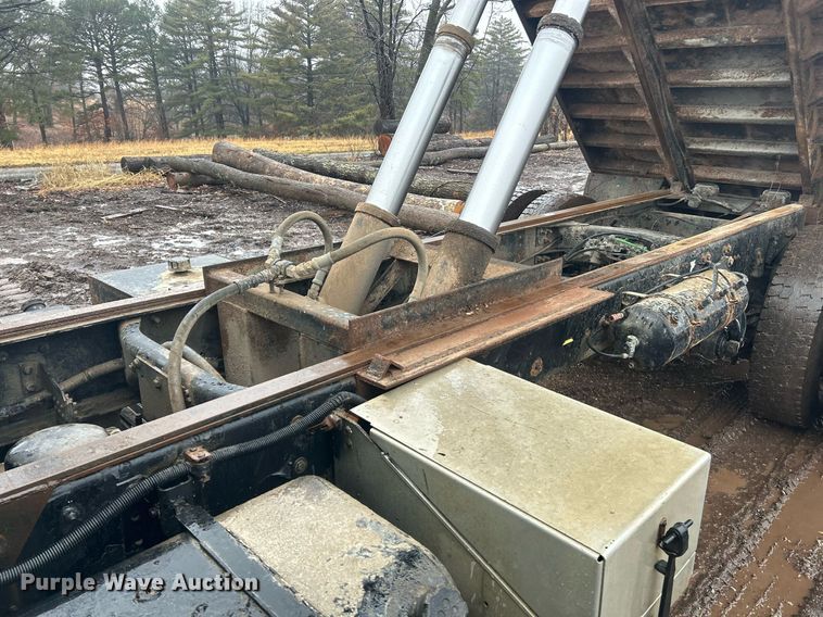 image for item NE9751 1999 Freightliner FL80 flatbed truck