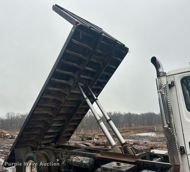 image for item NE9751 1999 Freightliner FL80 flatbed truck