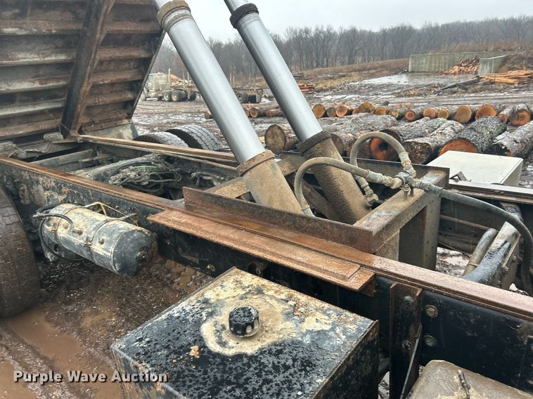 image for item NE9751 1999 Freightliner FL80 flatbed truck