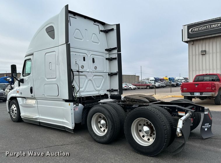 image for item NI9767 2018 Freightliner  Cascadia Evolution 125 semi truck