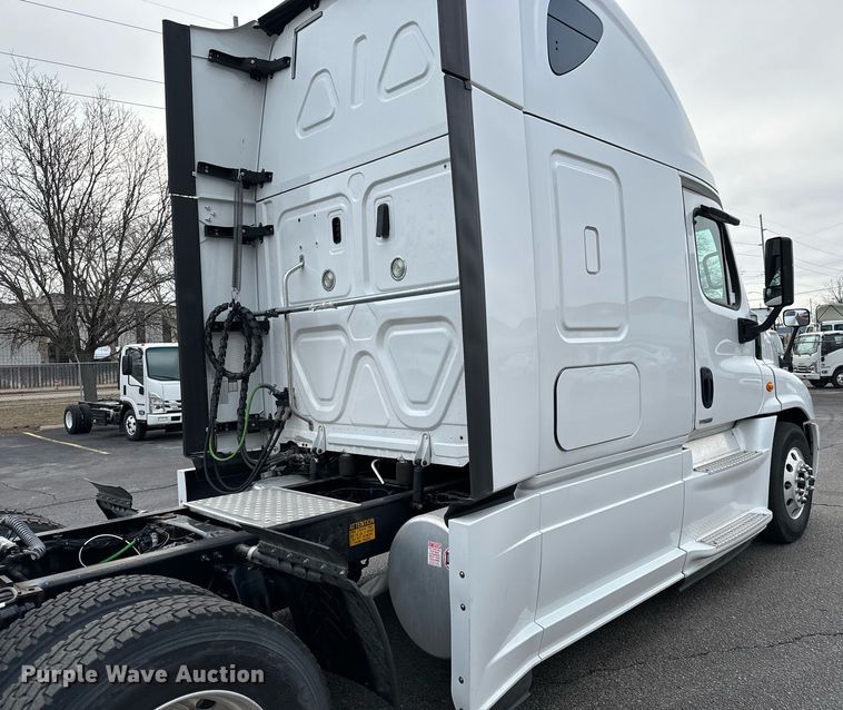 image for item NI9767 2018 Freightliner  Cascadia Evolution 125 semi truck