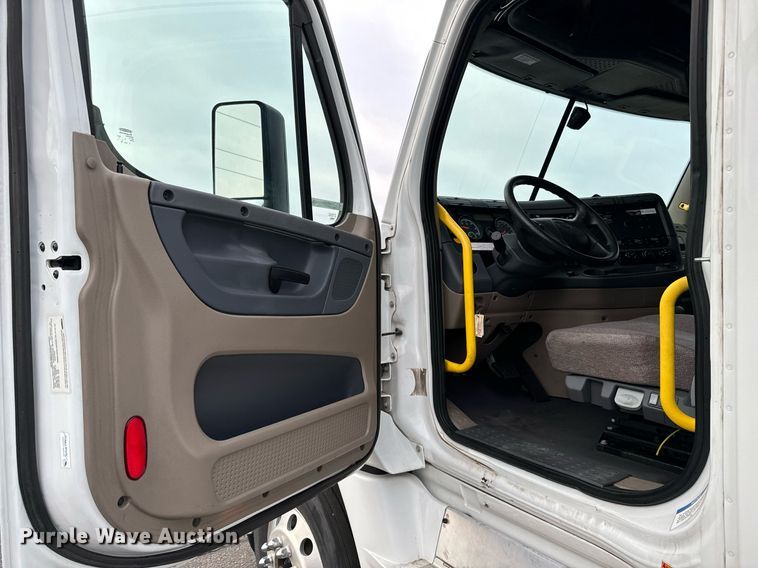 image for item NI9767 2018 Freightliner  Cascadia Evolution 125 semi truck