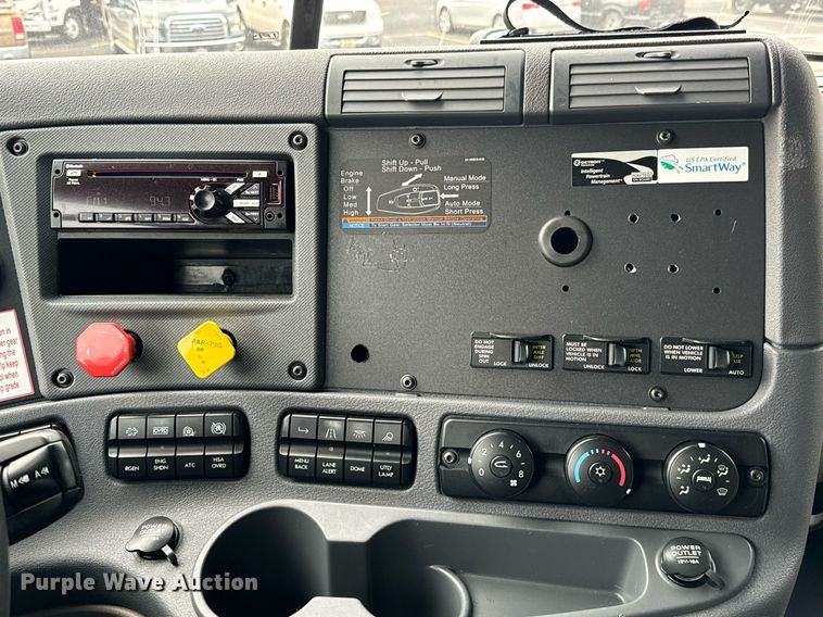 image for item NI9767 2018 Freightliner  Cascadia Evolution 125 semi truck