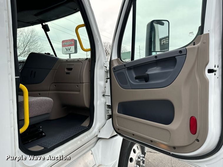 image for item NI9767 2018 Freightliner  Cascadia Evolution 125 semi truck