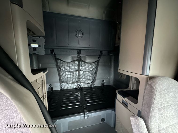 image for item NI9767 2018 Freightliner  Cascadia Evolution 125 semi truck