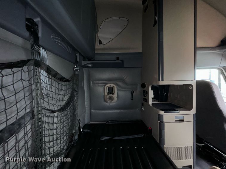 image for item NI9767 2018 Freightliner  Cascadia Evolution 125 semi truck