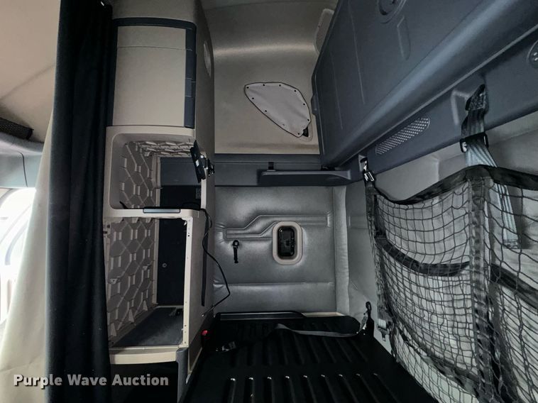 image for item NI9767 2018 Freightliner  Cascadia Evolution 125 semi truck