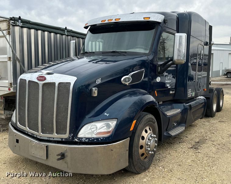 image for item NJ9291 2016 Peterbilt  579 semi truck