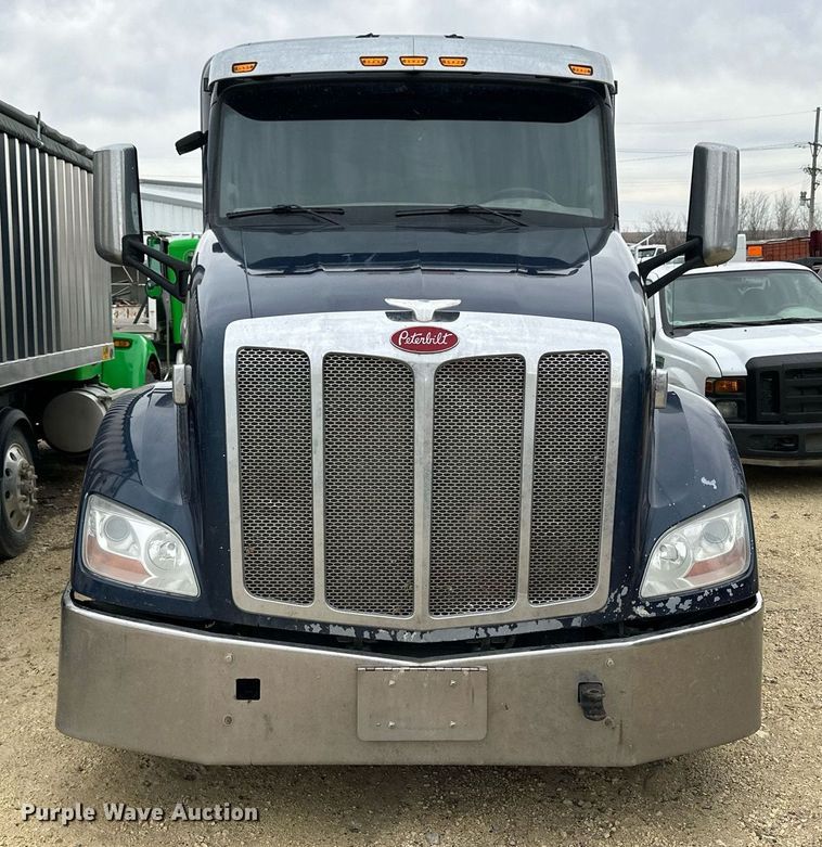 image for item NJ9291 2016 Peterbilt  579 semi truck