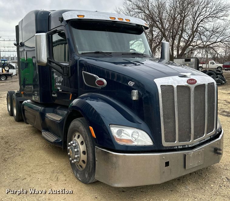 image for item NJ9291 2016 Peterbilt  579 semi truck