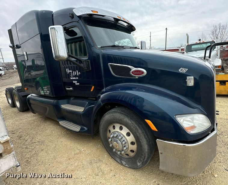 image for item NJ9291 2016 Peterbilt  579 semi truck