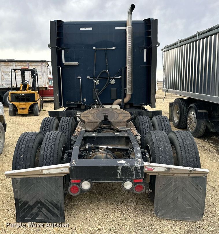 image for item NJ9291 2016 Peterbilt  579 semi truck