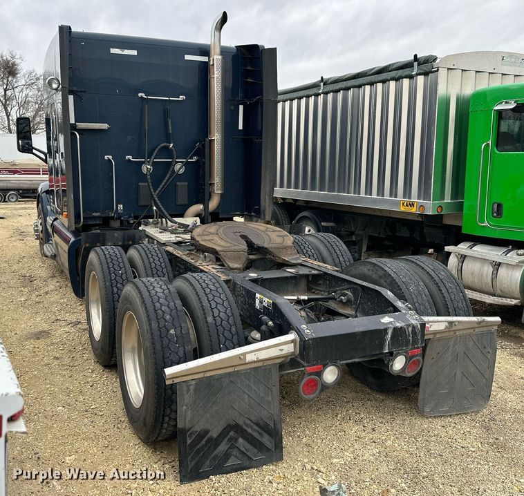image for item NJ9291 2016 Peterbilt  579 semi truck