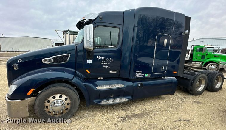 image for item NJ9291 2016 Peterbilt  579 semi truck