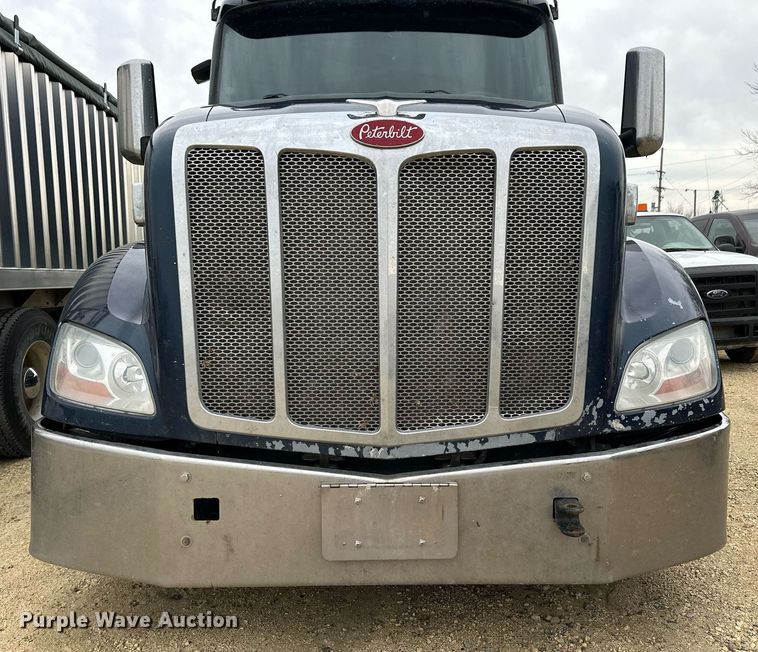 image for item NJ9291 2016 Peterbilt  579 semi truck
