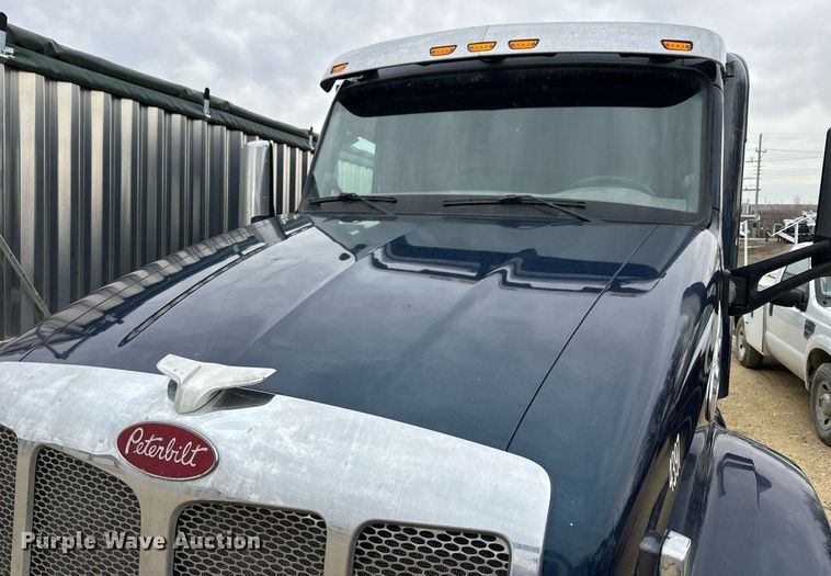 image for item NJ9291 2016 Peterbilt  579 semi truck