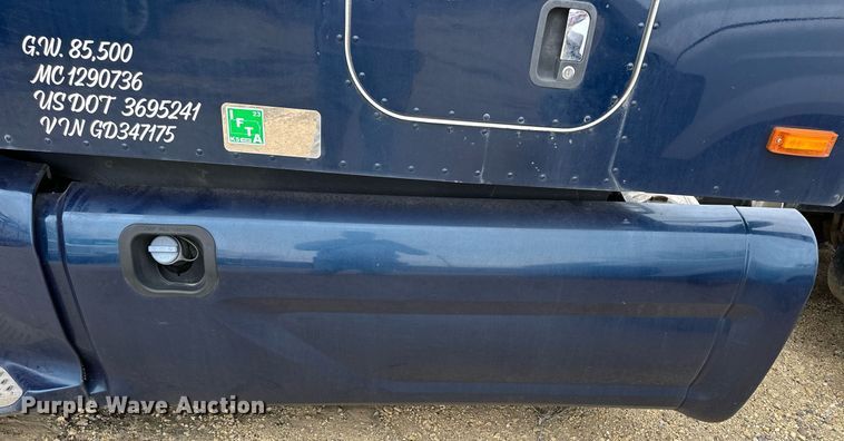 image for item NJ9291 2016 Peterbilt  579 semi truck