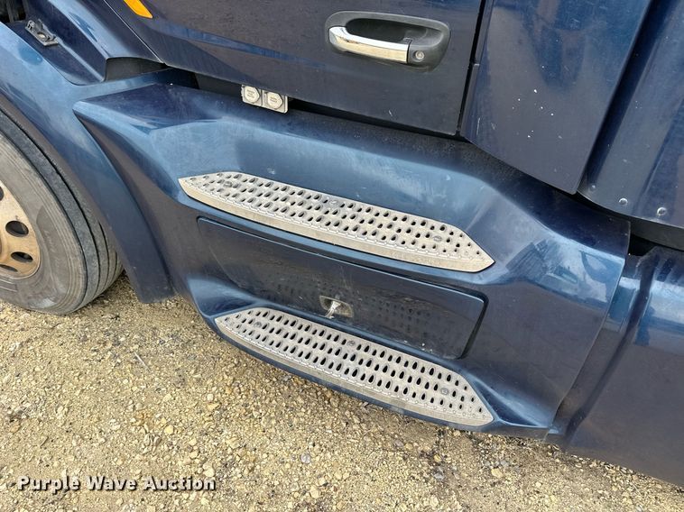 image for item NJ9291 2016 Peterbilt  579 semi truck