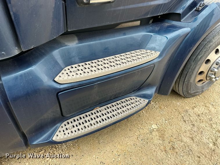 image for item NJ9291 2016 Peterbilt  579 semi truck